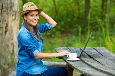 Genç kadın ile dizüstü ev ödevi yok