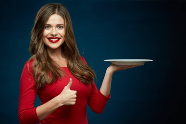 Kırmızı elbiseli emty beyaz plaka tutarak gülümseyen kadın 