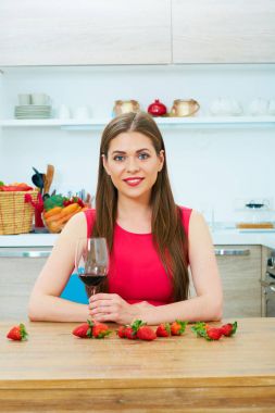 Kırmızı şarap glas ile güzel kadın