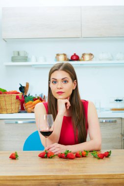 Kırmızı şarap glas ile güzel kadın