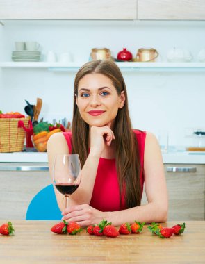 Kırmızı şarap glas ile güzel kadın