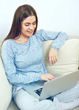 gülümseyen kadın evde laptop ile çalışma. 