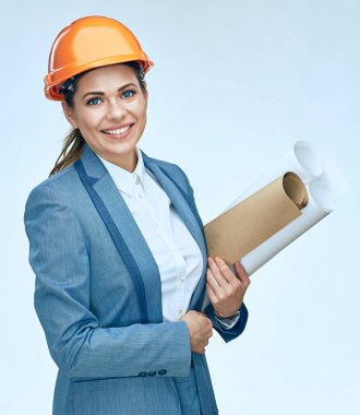 Kağıt planları tutan kadın mimar