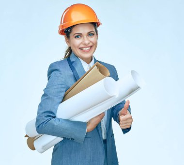 Kağıt planları tutan kadın mimar