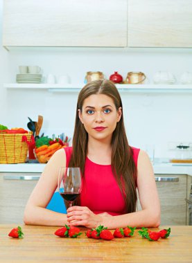 Kadın kırmızı şarap yalnız içer