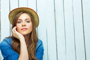 Sarı saman şapkalı kadın