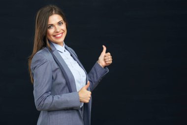 İş kadını başparmak gösteriyor 