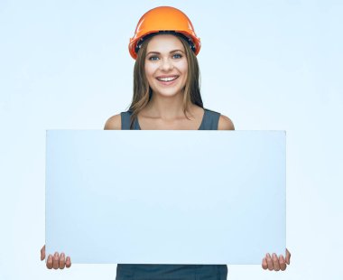 Giyen kadın gülümseyerek korumak Oluşturucusu kask 