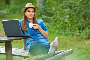 kahve içme ve dizüstü kullanan kadın