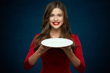 Kırmızı elbiseli gülümseyen kadın