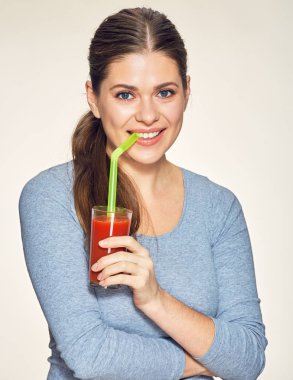 Gülümseyen kadın içme kırmızı suyu