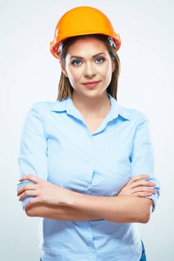 Karşı beyaz arka plan ayakta gülümseyen kadın mimar