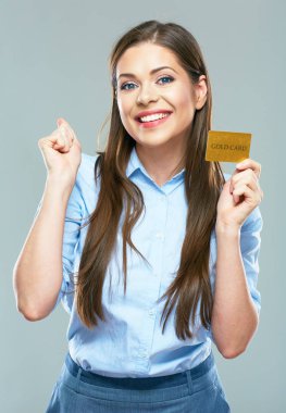 Mutlu gülümseyen iş kadın gösteren kredi kartı.