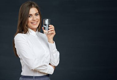 gülümseyen genç kadın içme suyu. 