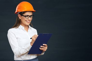 kadın mimar panoda yazıyor. 