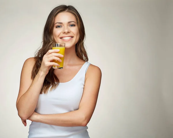 Улыбающаяся женщина пьет апельсиновый сок со стеклом — стоковое фото