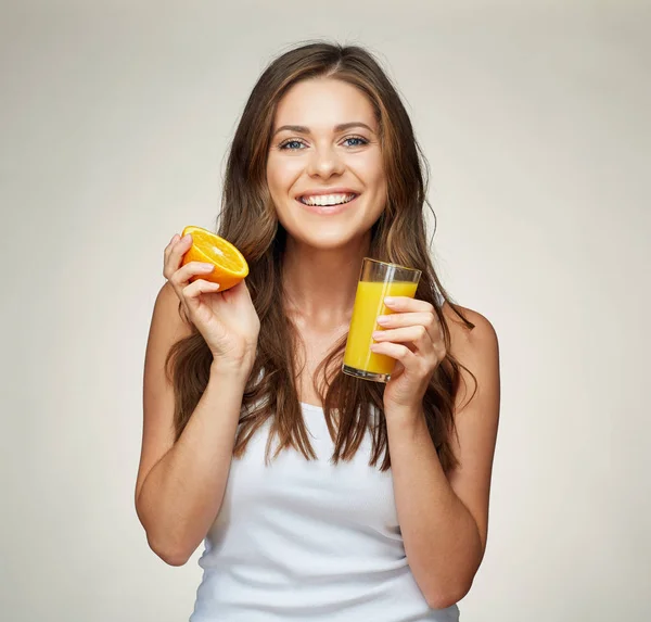 여 자가 들고 오렌지 주스와 과일 웃 고. 비타민 음료. — 스톡 사진