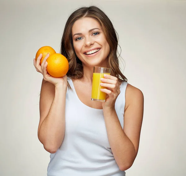 ผู้หญิงที่ยิ้มถือส้ม — ภาพถ่ายสต็อก