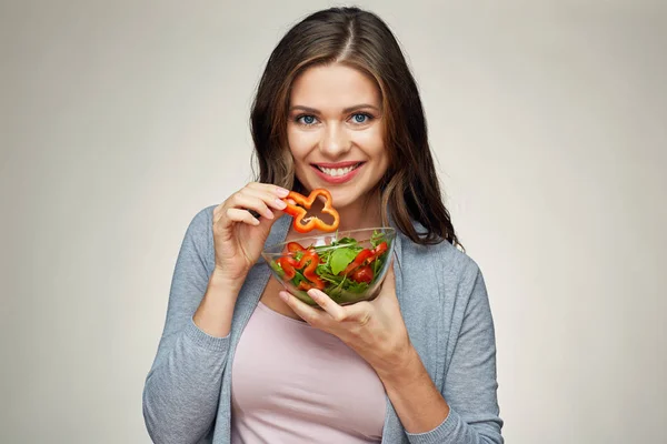 Усміхнена жінка тримає миску з салатом — стокове фото