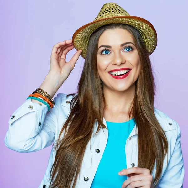 Retrato de estilo de moda de belleza de mujer sonriente . —  Fotos de Stock