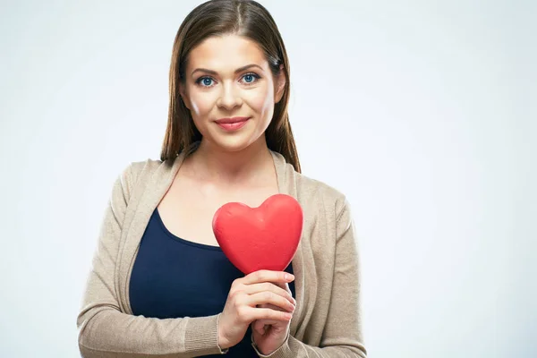 Bella donna tenere il cuore rosso. San Valentino amore concetto . — Foto Stock