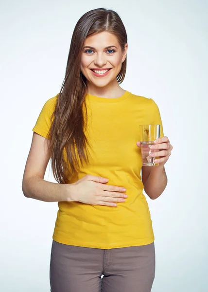 Mujer sonriente sosteniendo el vaso de agua. Hermosa modelo femenina . — Foto de Stock