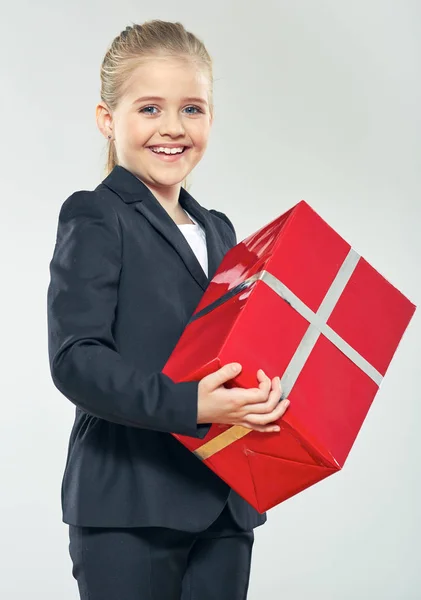 Schoolmeisje houden grote rode geschenkdoos — Stockfoto