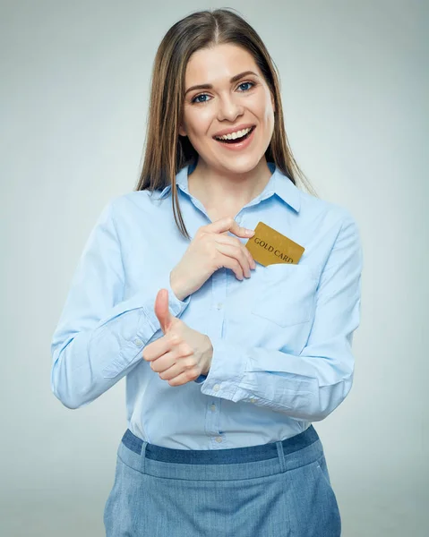 Donna felice in possesso di carta di credito. Isolato — Foto Stock