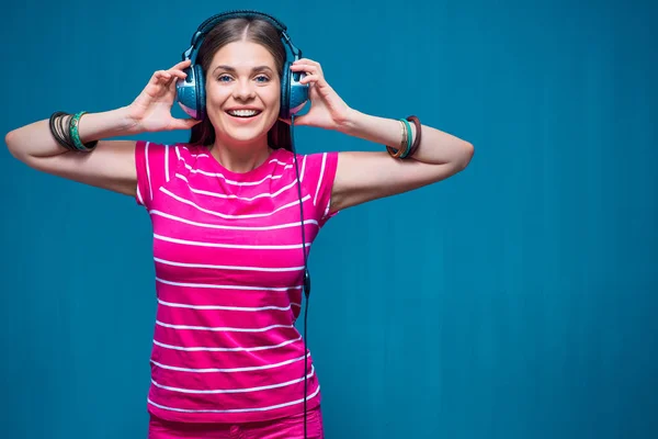 Mujer joven escuchando música con auriculares — Foto de Stock