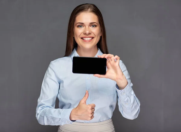 Mulher dando polegar até apresentar telefone inteligente — Fotografia de Stock