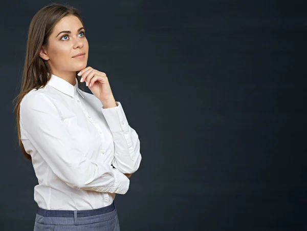 Tänkande business kvinna stående på svart — Stockfoto