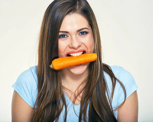 Jonge vrouw holdin wortel in tanden. — Stockfoto