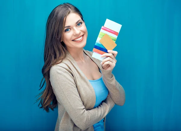Mujer joven con pasaporte, tarjeta de crédito . —  Fotos de Stock