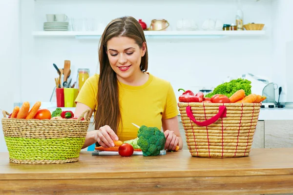 Portret van een jonge vrouw in keuken. — Stockfoto