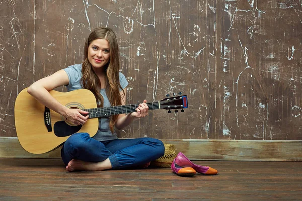 Bella giovane donna suonare la chitarra — Foto Stock