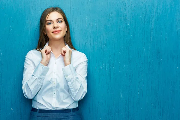 Feliz retrato de mujer de negocios. Mujer joven camisa blanca —  Fotos de Stock