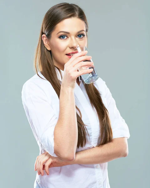 水を飲む。水のガラスと笑顔の女性. — ストック写真