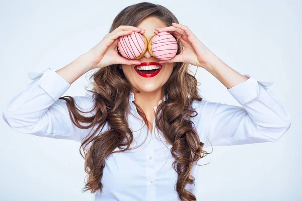 Pasta gözlerinin önünde tutan genç kadın.