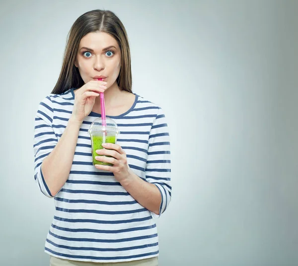 Yeşil smoothie suyu içme kadın 