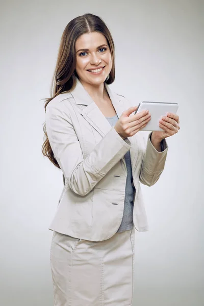 Lachende zakelijke vrouw pak gekleed bedrijf tablet. — Stockfoto