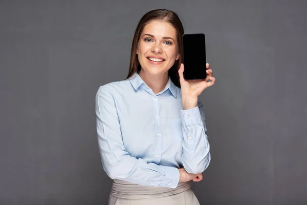 Lachende vrouw presenteert smartphone met leeg scherm. — Stockfoto
