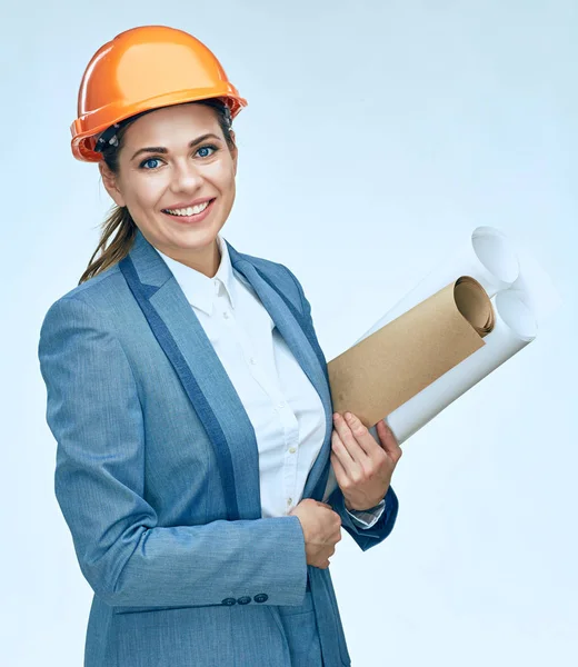 Kağıt planları tutan kadın mimar