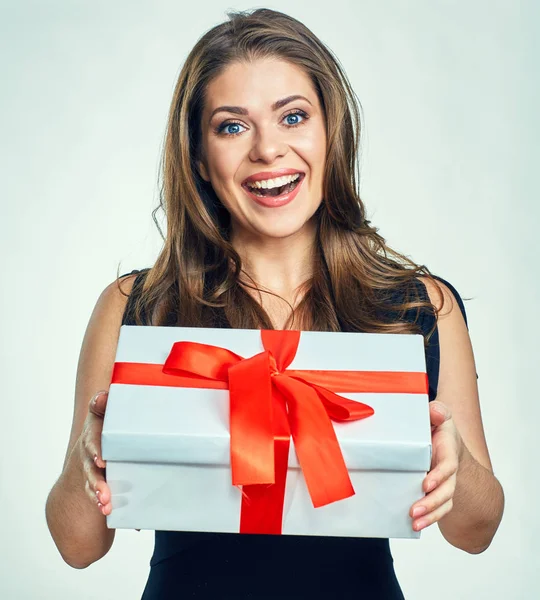 hediye kutusu tutan gülümseyen kadın