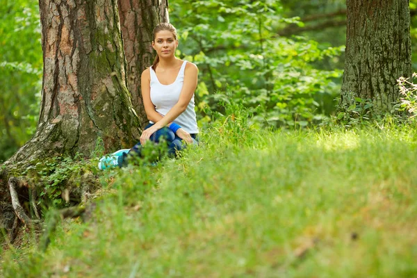 Portret młodej kobiety relaksujący w drewnie. — Zdjęcie stockowe