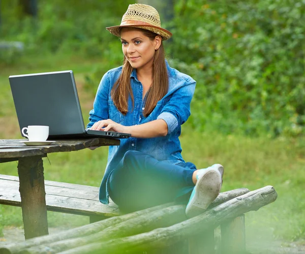 Dizüstü bilgisayar kullanan kadın