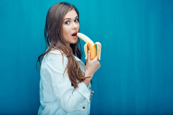 Mujer sonriente comiendo plátano — Foto de Stock