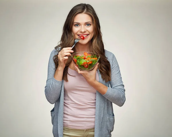 Lachende vrouw met salade schotel. — Stockfoto