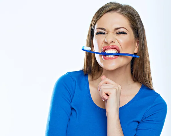 Śmieszne kobieta z toothy pędzla. — Zdjęcie stockowe