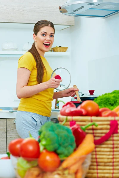 Glimlachende vrouw koken in keuken — Stockfoto