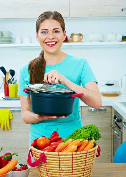 Smiling woman holding pan — Stock Photo, Image